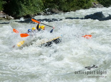 Wildwasser Rafting auf der Ötztaler Ache – die Weltmeisterstrecke in Tirol für die das Abenteuer in den Alpen sucht.