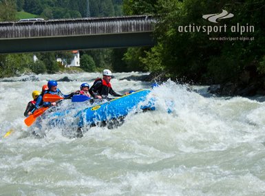 Wildwasser Rafting auf der Ötztaler Ache – die Weltmeisterstrecke in Tirol für die das Abenteuer in den Alpen sucht.
