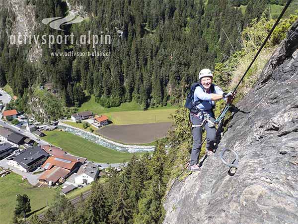 Kletterin beim klettern am Stafflacher Wand Klettersteig